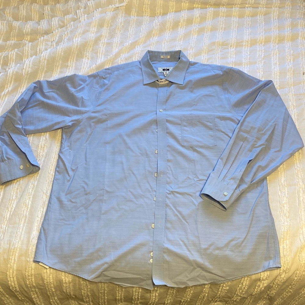 Non-iron light blue men’s long sleeve dress shirt like new.